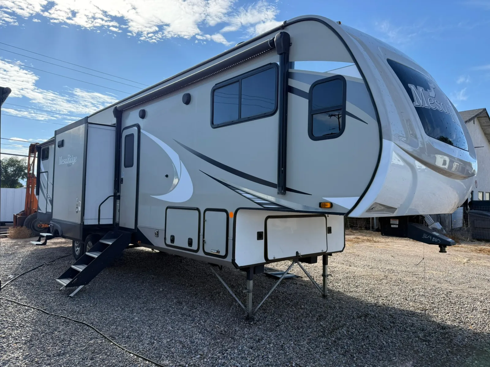 2022 Highland Ridge 2022 Mesa Ridge XLT 364 BHS 5th Wheel w/2 BEDROOMS, BATH & 1/2