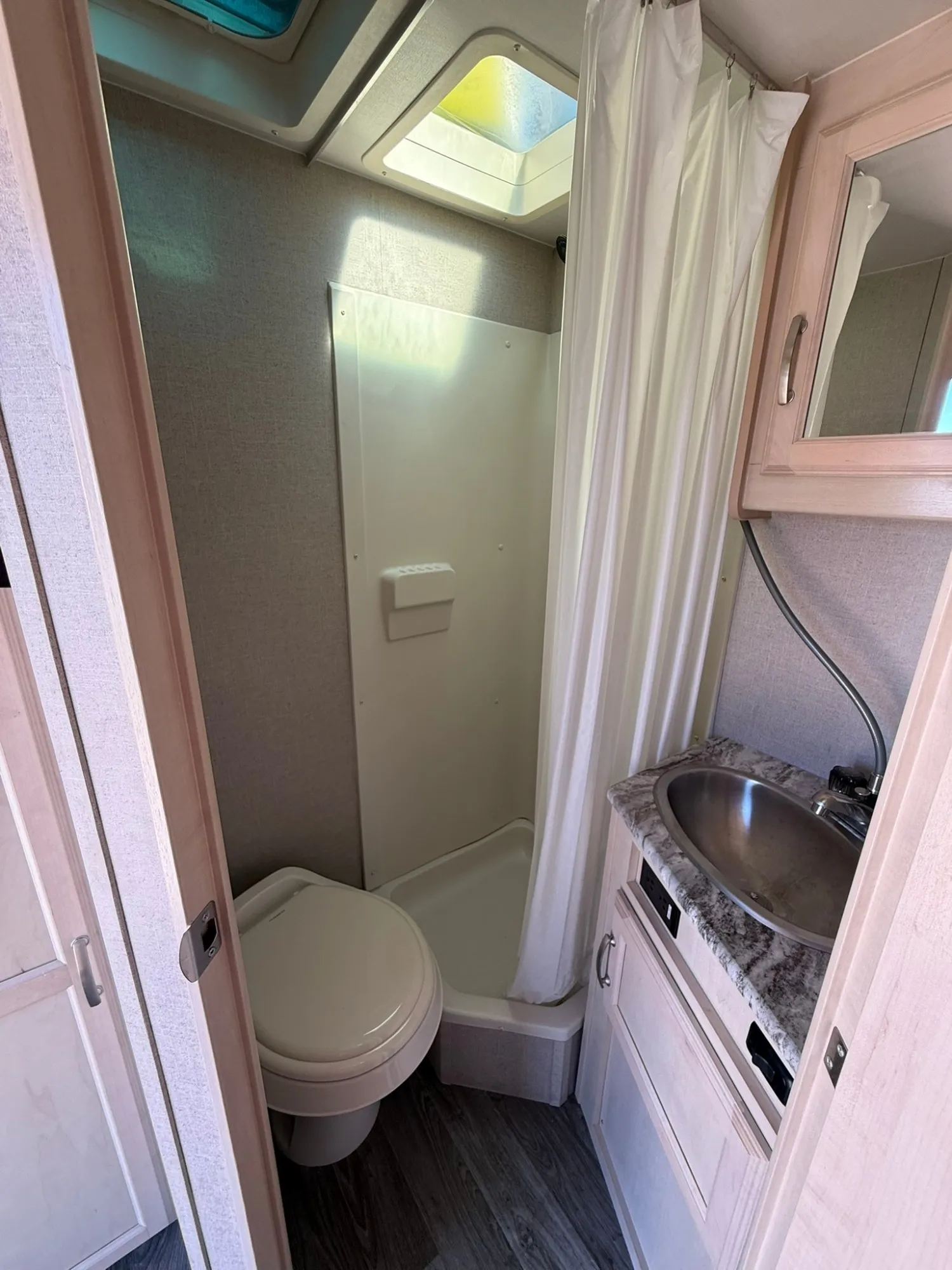 2019 Winnebago Micro Minnie 1808 FBS W/Slide "FOUR SEASONS" - Photo 10